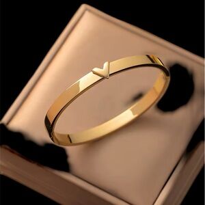 Vintage  smooth Gold Tone V dainty Bangle Bracelet